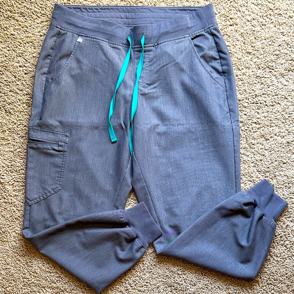 FIGS Women’s Scrub set. Color: Graphite.